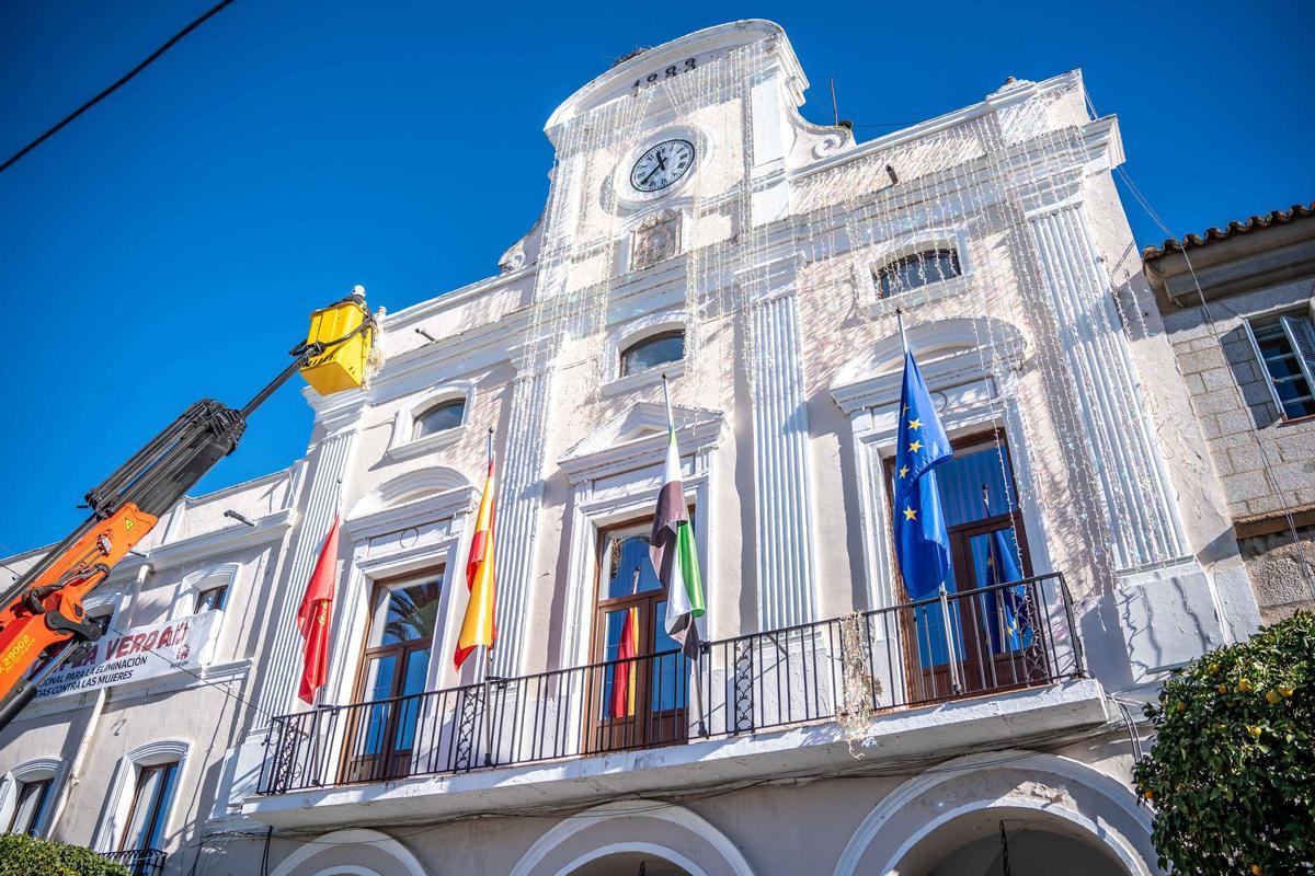 Decoración en la fachada del consistorio.