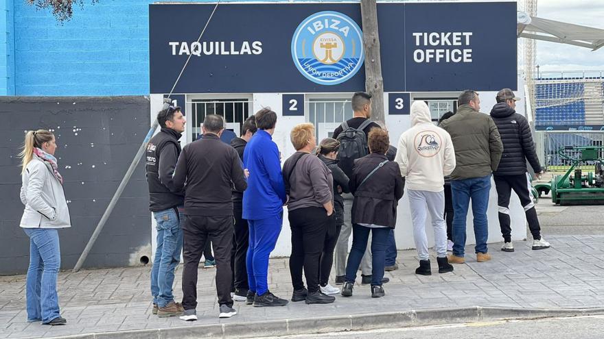 Un grupo de aficionados guarda cola ayer en las taquillas de Can Misses. | UDI