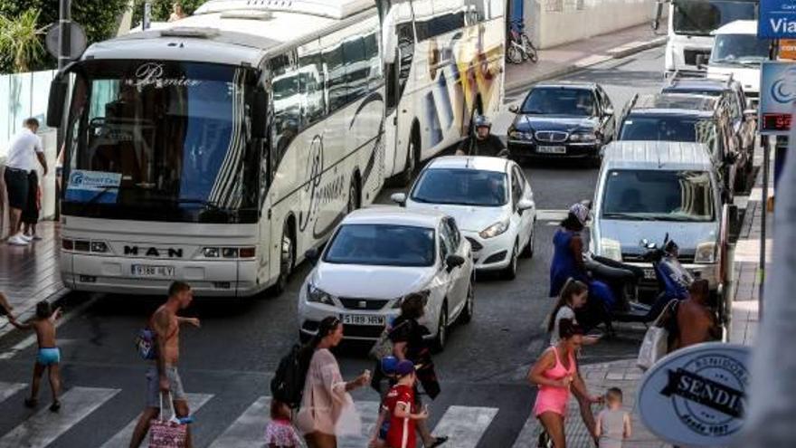 Autobuses colapsan la calle Ruzafa en hora punta.