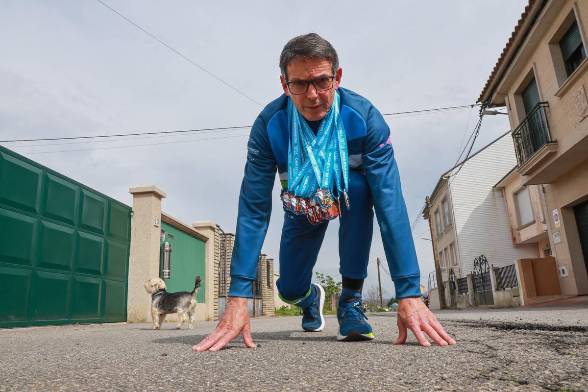 Benigno Chaves con las medallas que ha logrado en los tres años en los que viene compitiendo.