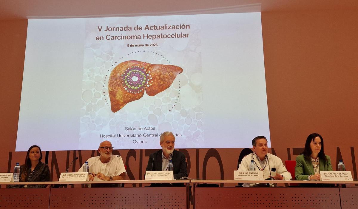 De izquierda a derecha, Susana Sanmartino, radióloga intervencionista vascular; Miguel Rodríguez, gerente del HUCA; Aquilino Alonso, gerente del Sespa; Luis Antuña, presidente del Colegio de Médicos de Asturias; y María Varela, especialista en Hepatología del HUCA.