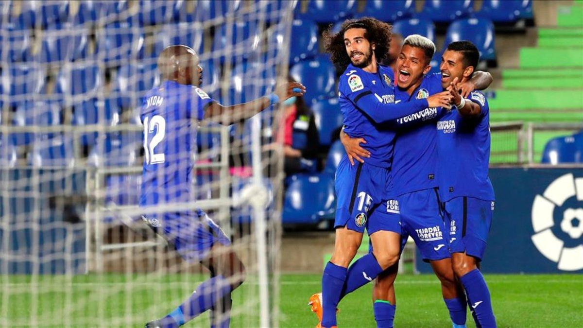 Cucurella celebra uno de los últimos tantos del Getafe con sus compañeros