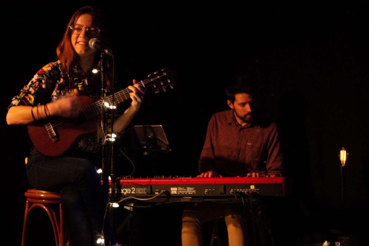 Isona es una cantautora que recorre los bares presentando su disco.