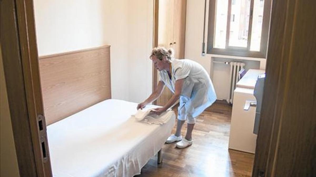 Unas 400 camas 8Una empleada arregla una habitación del Col·legi Mayor Penyafort-Monserrat.