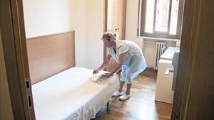 Uns 400 llits . Una empleada arregla una habitació del Col·legi Major Penyafort-Montserrat.