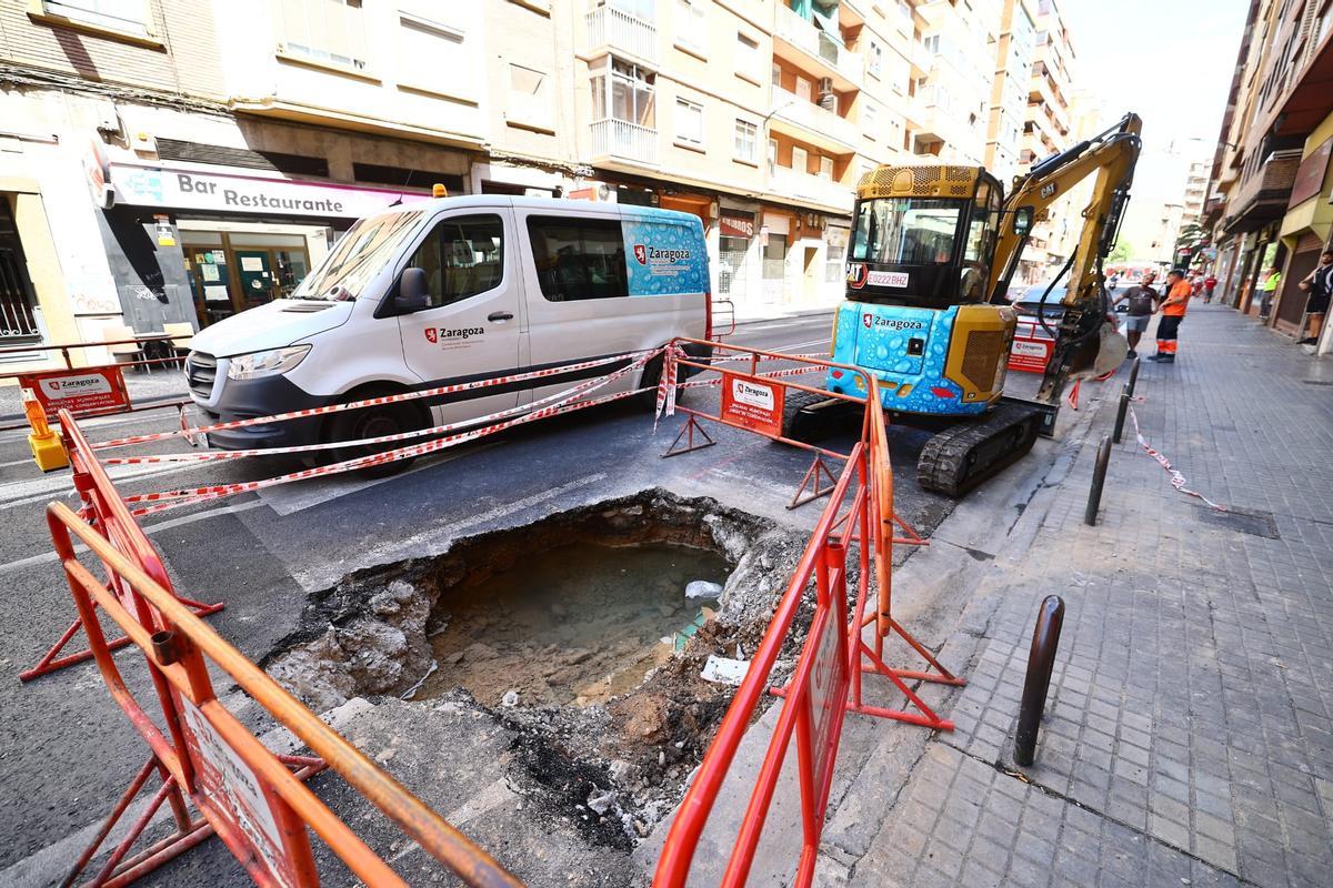 En imágenes I Rotura de una tubería de más 90 años de antigüedad en Miguel Servet