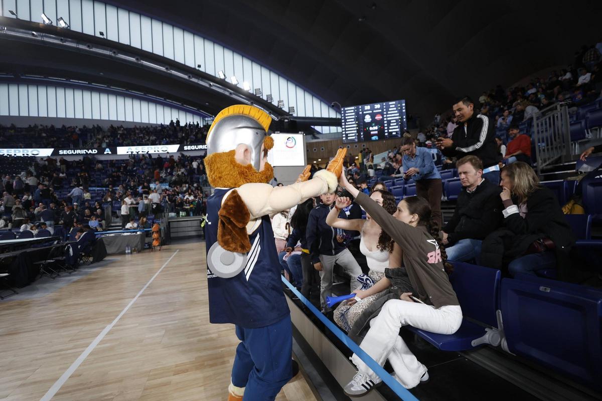 "Pumarix", con unas jóvenes aficionadas en el Palacio.