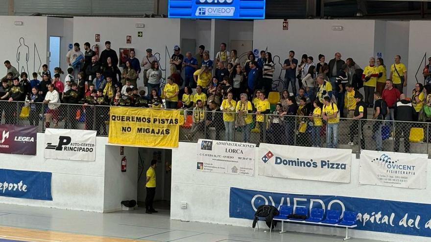 Las familias, con la pancarta, durante la protesta del pasado sábado en el Florida Arena. | LNE
