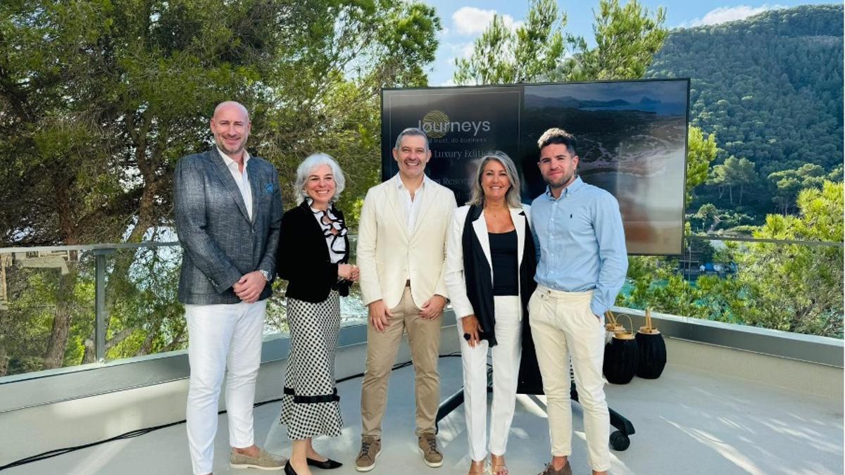 De izquierda a derecha: Adam Munday, Director general de Mondrian &amp; Hyde Ibiza, Micaela Giacobbe, fundadora y CEO de Journeys Global Group, Nuria Moreno, Presidenta de Ibiza Luxury Destination, Juan Miguel Costa, Director insular de Turismo y Alex Roca, Director de Operaciones de Jouneys Global.