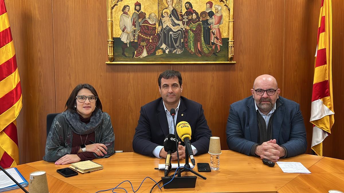 El president del Consell Comarcal de la Cerdanya, Isidre Chia, presentant el pla per promoure el turisme corporatiu acompanyat per la presidenta d'Empresariat Cerdanya, Montse Dolcet, i Lluís Ramis, consultor del projecte