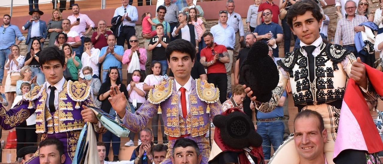 Los tres novilleros salen a hombros tras una brillante tarde en Montoro.