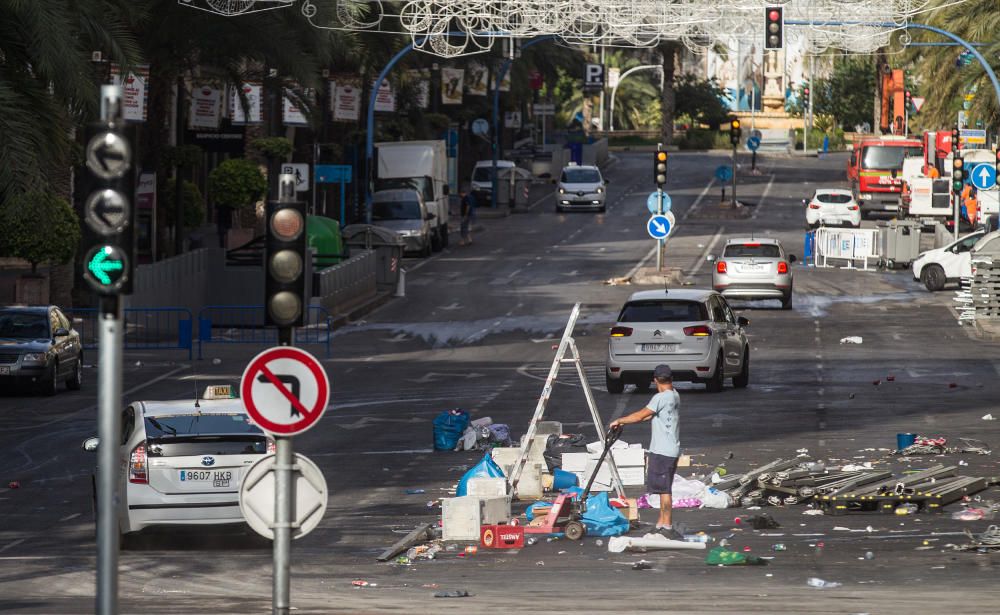 Las calles de Alicante se recuperan poco a poco de las fiestas