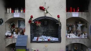 Tumba del Santet del Poblenou, con la lápida en formato urna para recoger las peticiones de sus devotos. Los 12 nichos que la rodean están llenas de velas, figuras y hasta fotos anónimas enmarcadas.