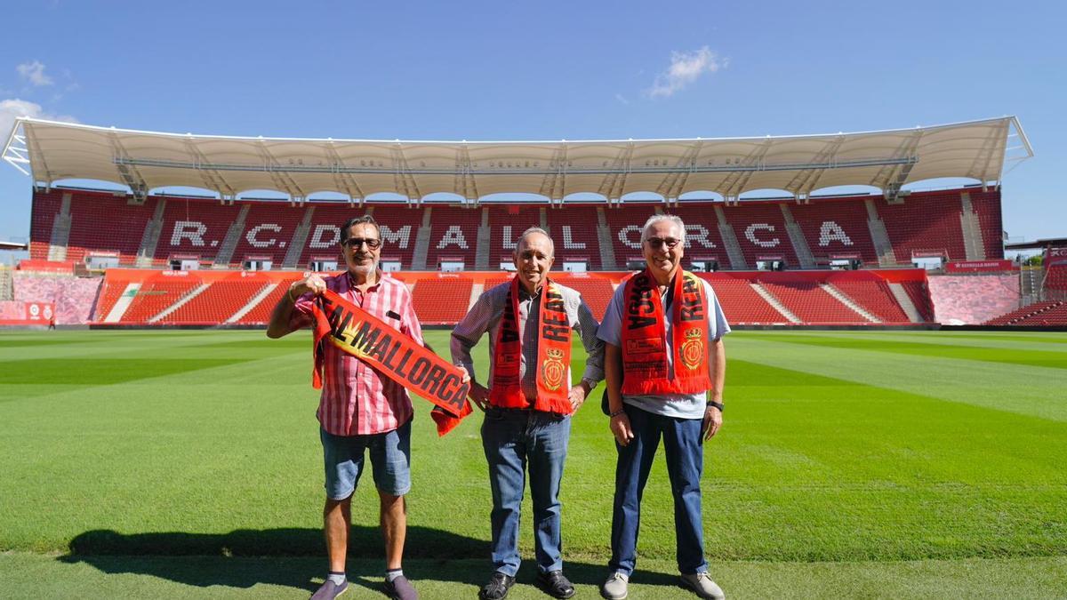 Tres socios del Mallorca de la nueva Tribuna Este reciben una bufanda  personalizada