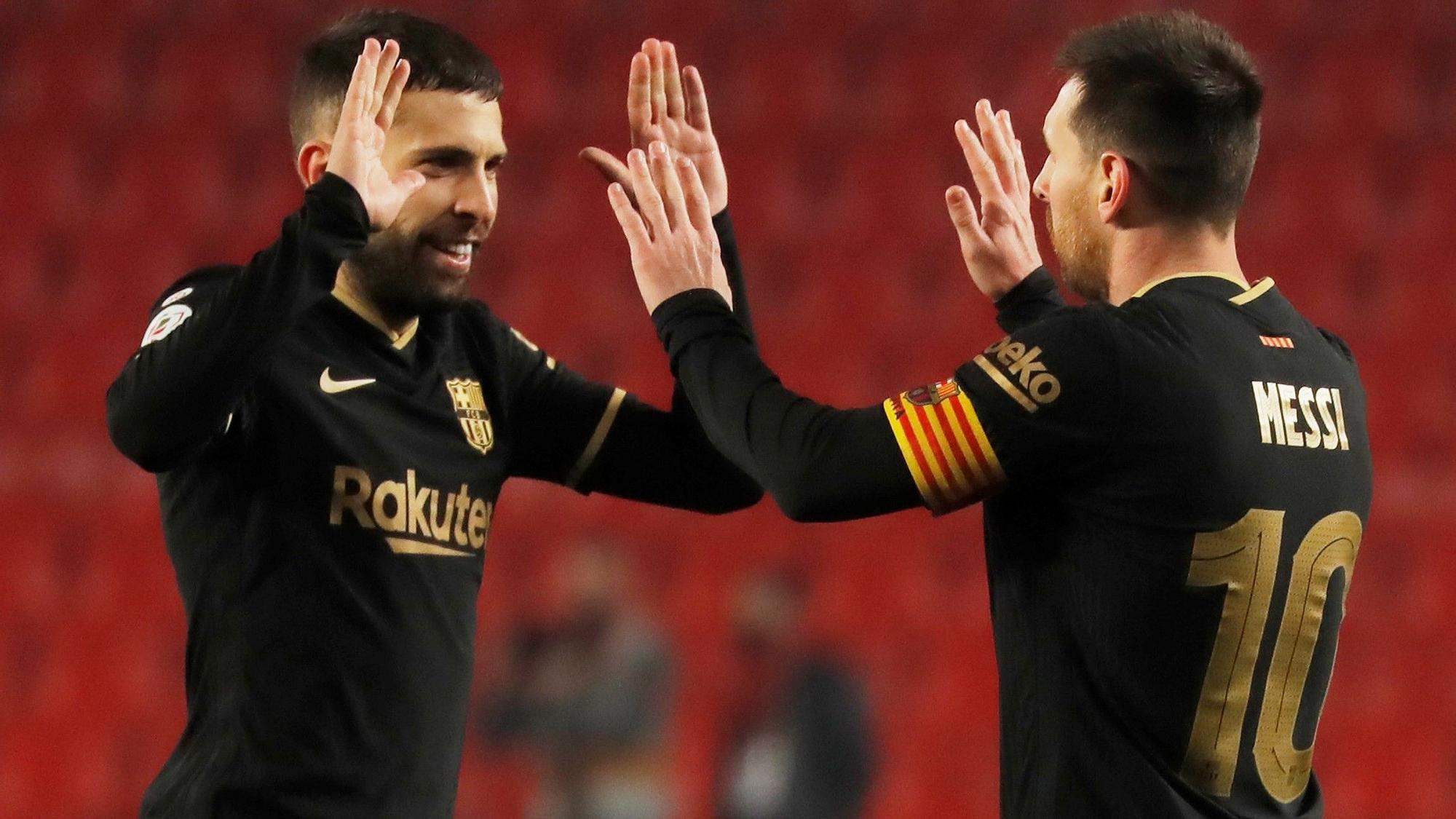 Alba y Messi celebran un gol en Granada.