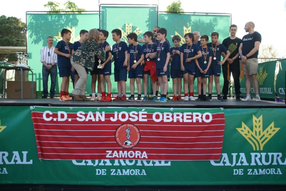 Los jugadores recogen sus medallas y trofeos.