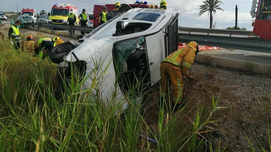 Imagen de la furgoneta siniestrada en el arcén.