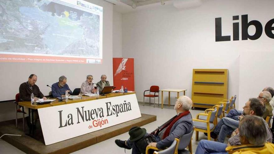 En la mesa, por la izquierda, Luis Miguel Piñera, coordinador del Club LA NUEVA ESPAÑA de Gijón; Manuel Cañete; Ignacio Díaz, durante su exposición, y Manuel García García.