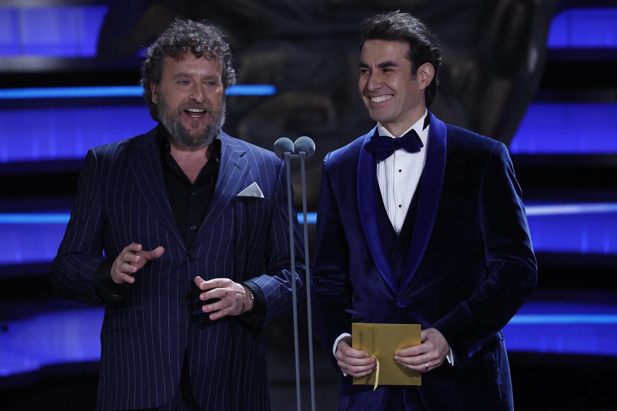 Los actores Daniel Muriel y Fernando Cayo  entregan el premio a Mejor Efectos Especiales.