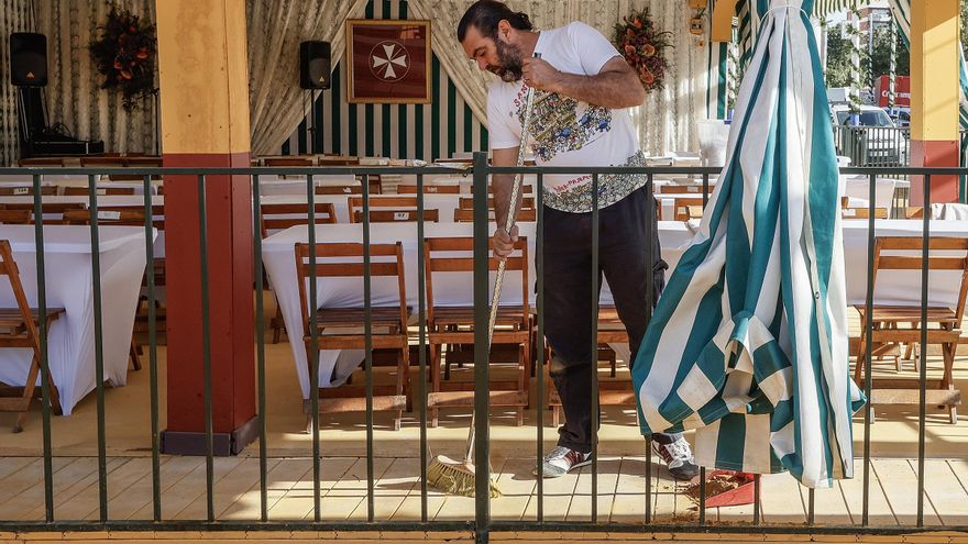 El PSOE acusa a Sanz de subir las tasas de las casetas de la Feria de Sevilla 2025 al cobrarlas con el formato largo