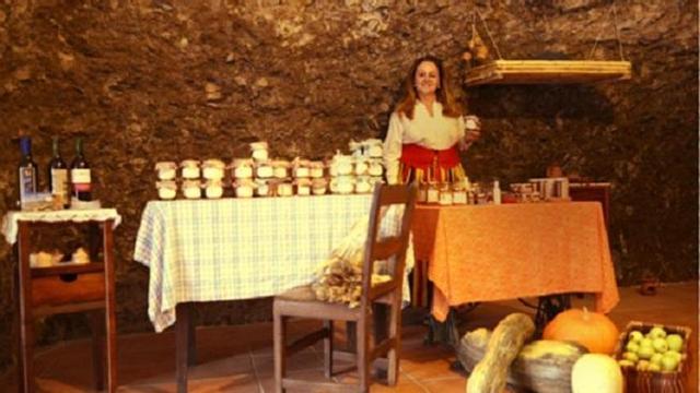 Artenara ofrece la única tienda cueva de la Isla