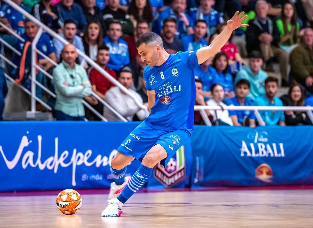 Lolo Urbano golpea un balón.