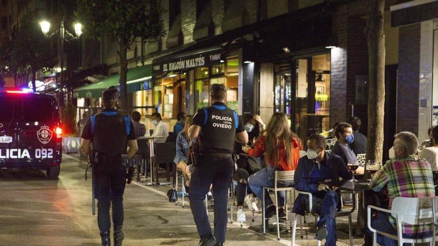 La policía controla el ocio nocturno en Oviedo.