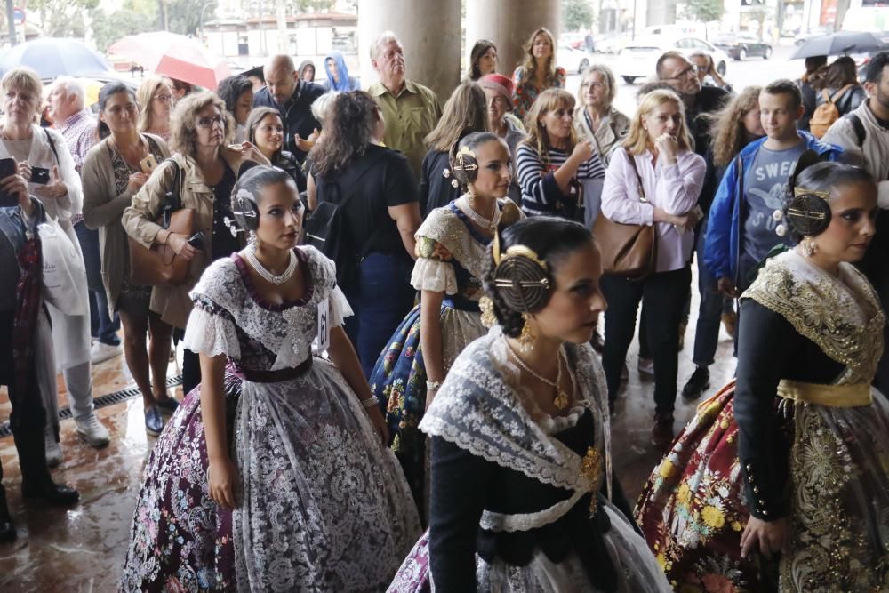 Las aspirantes a fallera mayor conocen el Salón de Cristal