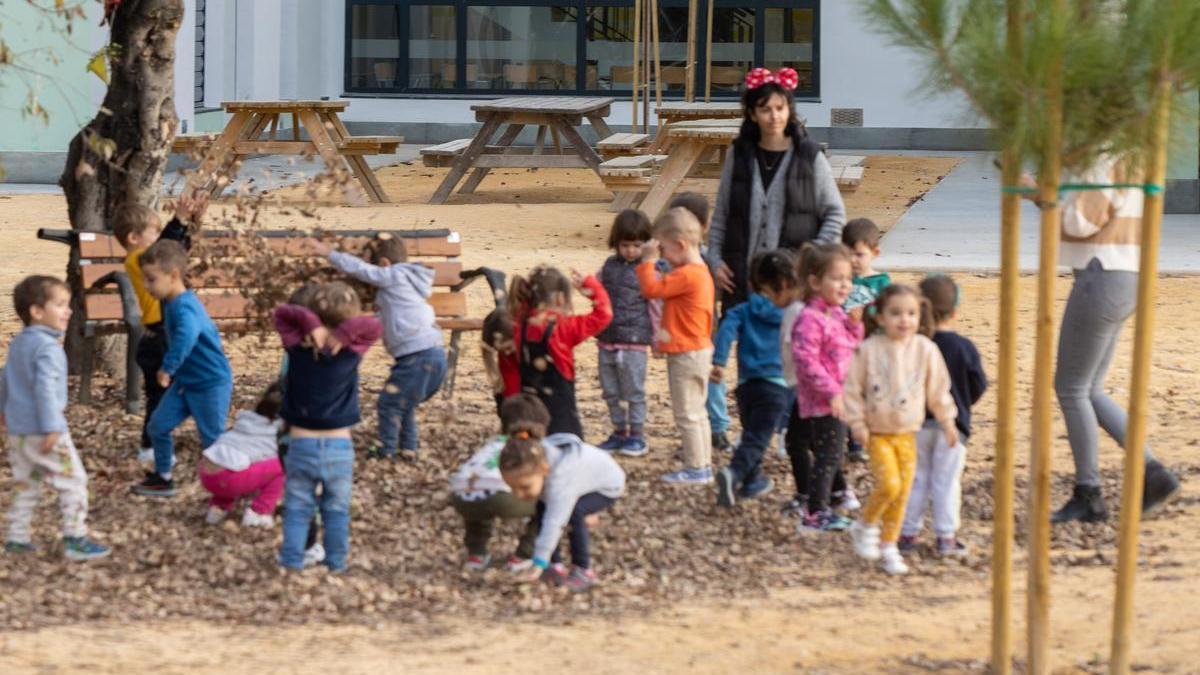 Los niños de Infantil estrenan su patio en el primer día del nuevo Colegio Lo Romero.