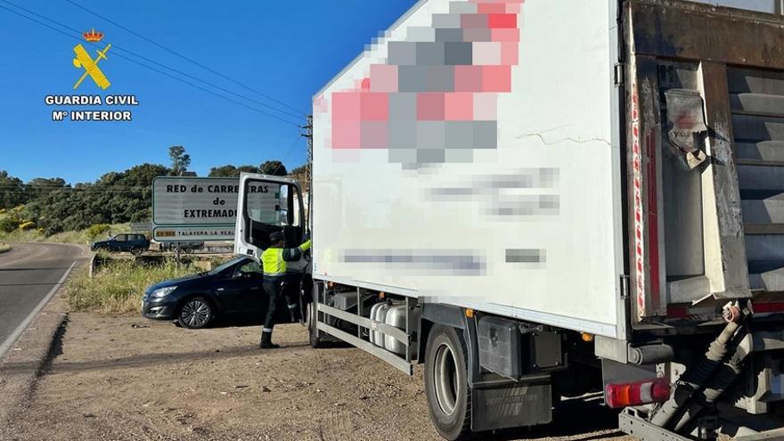 La Guardia Civil investiga al conductor de un camión que circulaba bajo los efectos de las drogas en Talavera la Real
