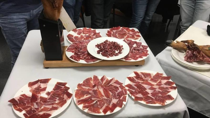 Xavier Nicolau explica de qué manera hay que proceder para empezar a cortar un jamón, sea serrano o ibérico y cómo servirlo.