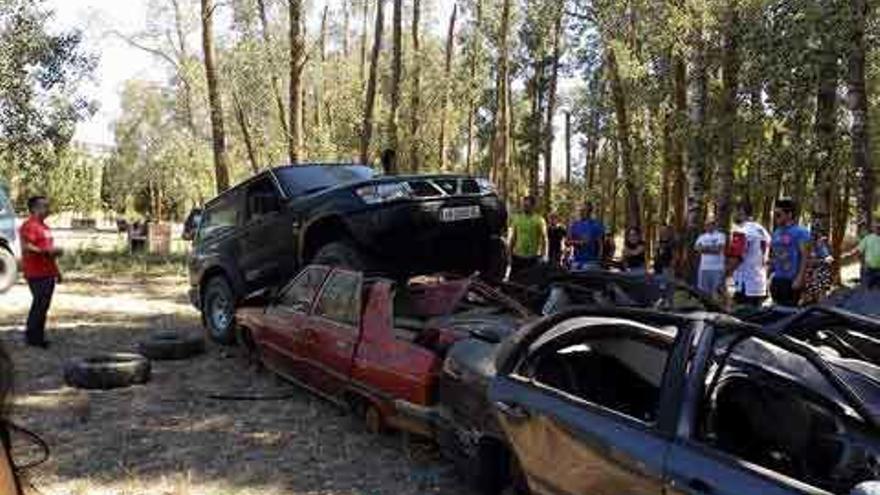 Los moteros durante la exhibición de coches 4x4 en la pradera del Cristo de las Batallas.