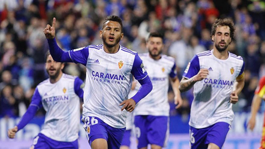 Los jugadores del Real Zaragoza celebran uno de los goles.