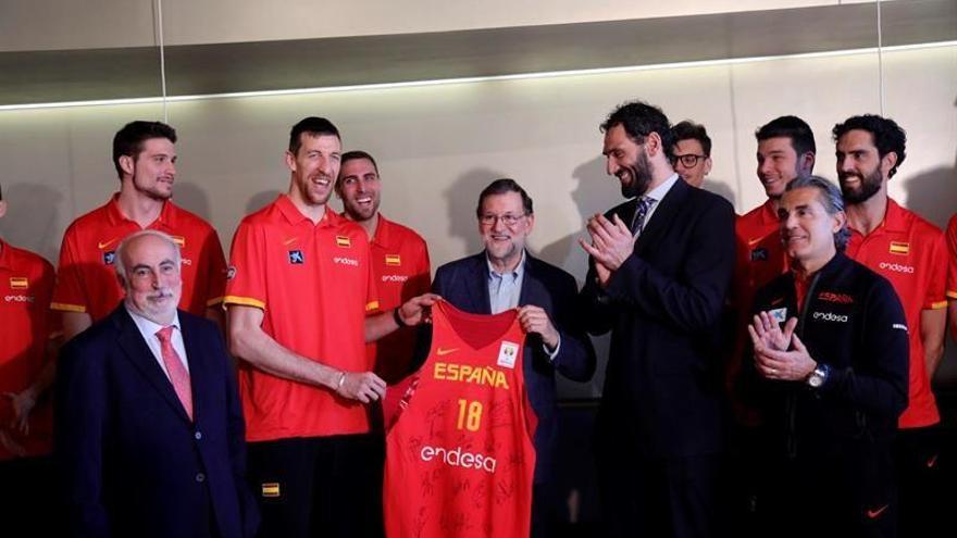 La selección llega a Zaragoza y regala una camiseta a Rajoy