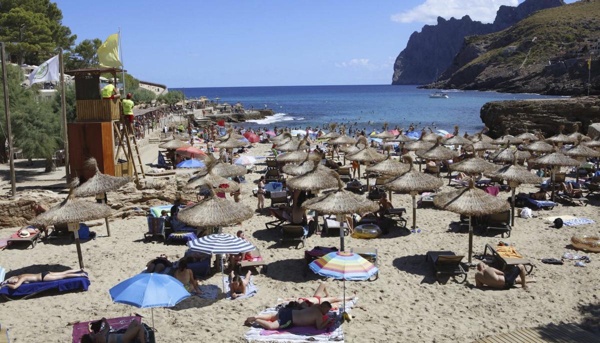 Urlauber an der Cala Molins in Cala Sant Vicenç. Vergangenes Jahr waren es 13,6 Millionen Touristen auf Mallorca, 19,1 Millionen auf sämtlichen Balearen-Inseln.