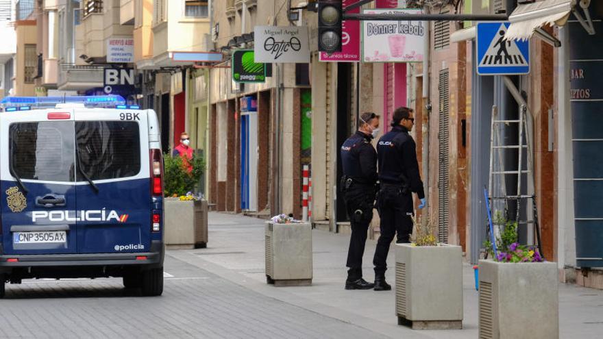 Dos agentes en una calle de Elda, esta mañana