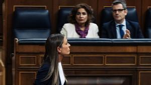 Miriam Nogueras, portaveu de Junts, passa per davant de María Jesús Montero i Félix Bolaños al Congrés. | CARLOS LUJÁN / EUROPA PRESS
