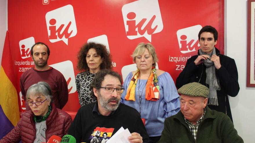 Integrantes de IU de Belver de los Montes con representantes del partido