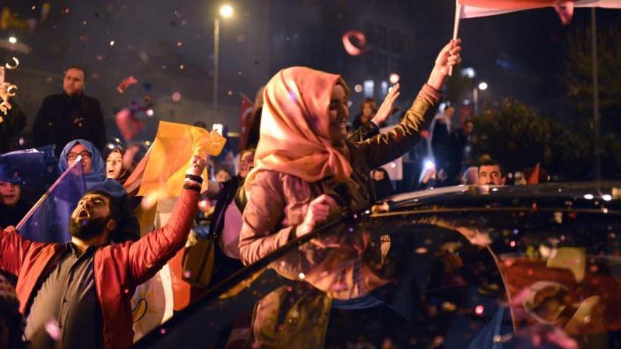 Simpatizantes del AKP celebran la victoria en las calles de Estambul.