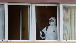 Un técnico de la UME durante las tareas de desinfecciñon de una residencia en Barcelona.