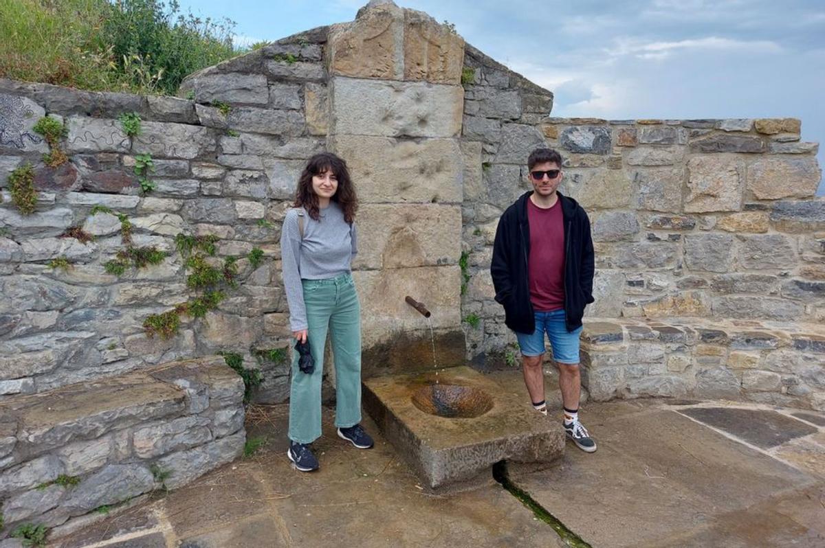 Diana García y Víctor Pérez, durante su visita al monumento. | S. G.