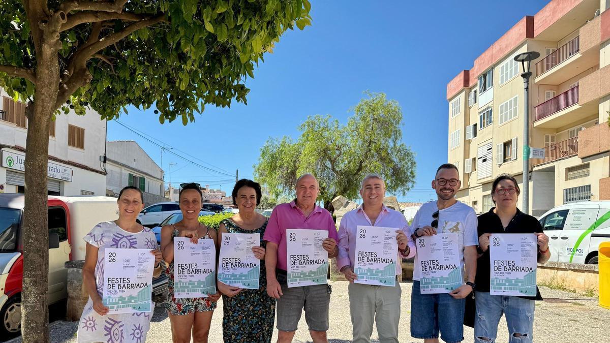 Autoridades y vecinos muestran el cartel de fiestas de este año.