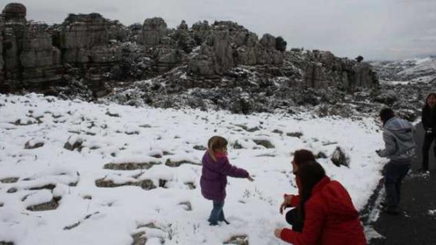 Ayer fue una jornada ideal para disfrutar de la nieve en el entorno de El Torcal, como se pudo apreciar en los accesos desde Antequera.