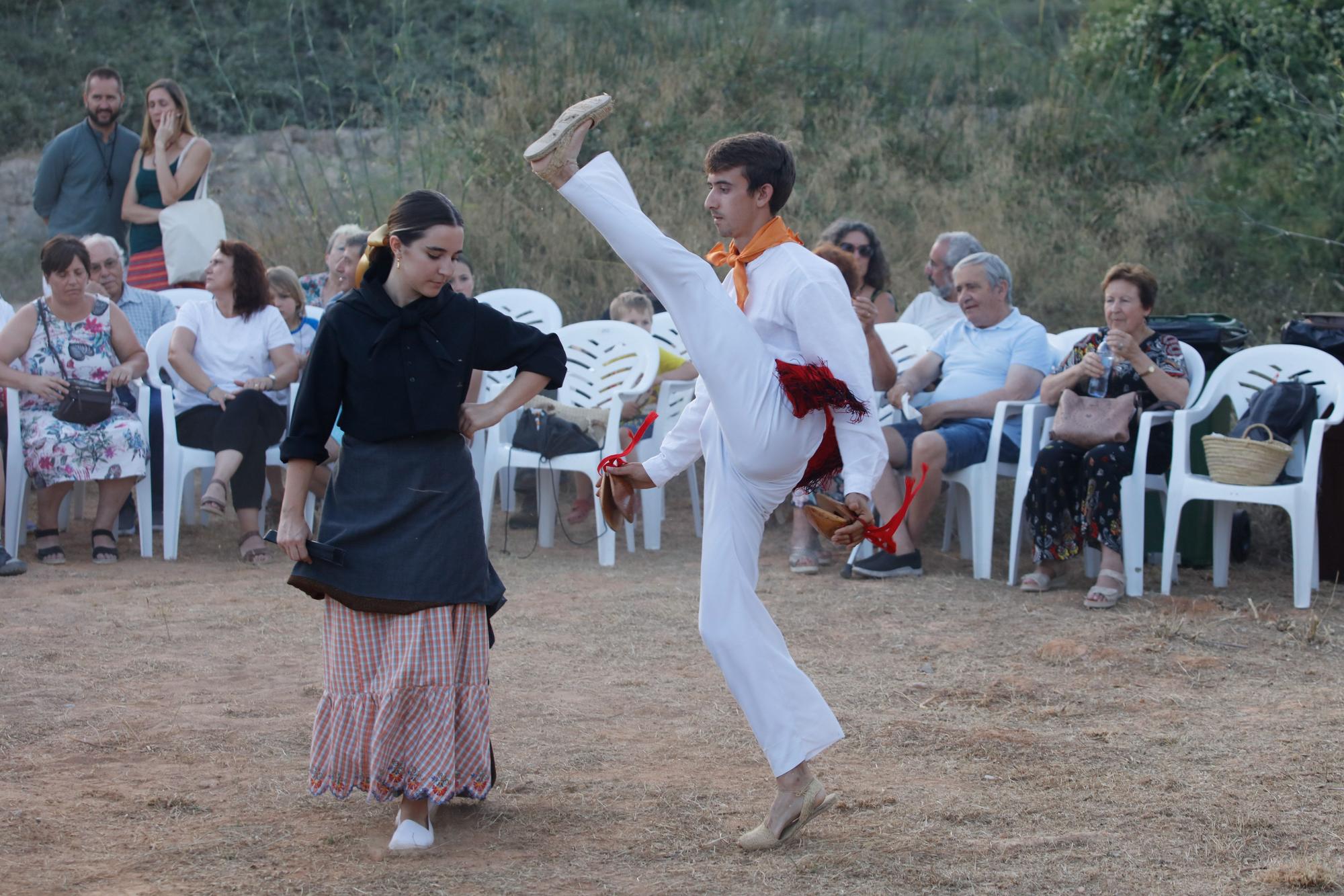 Las imágenes de la 'ballada' popular en el Pou des Escarabats, en Buscastell.