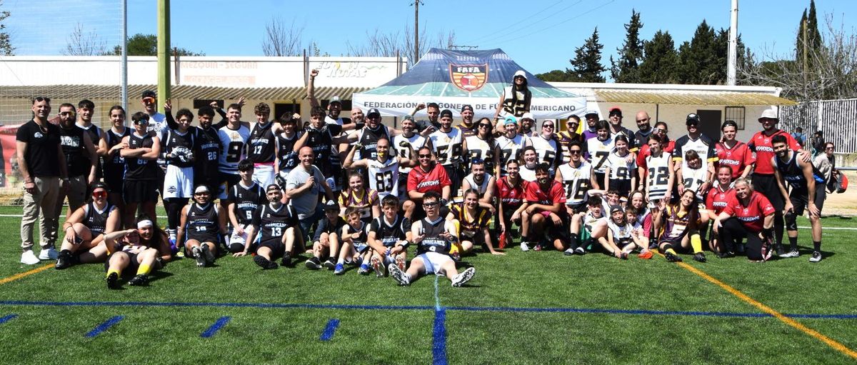 Jugadores y jugadoras de los Zaragoza Hurricanes y del Club Sparrows Zaragoza, durante la Warriors Cup