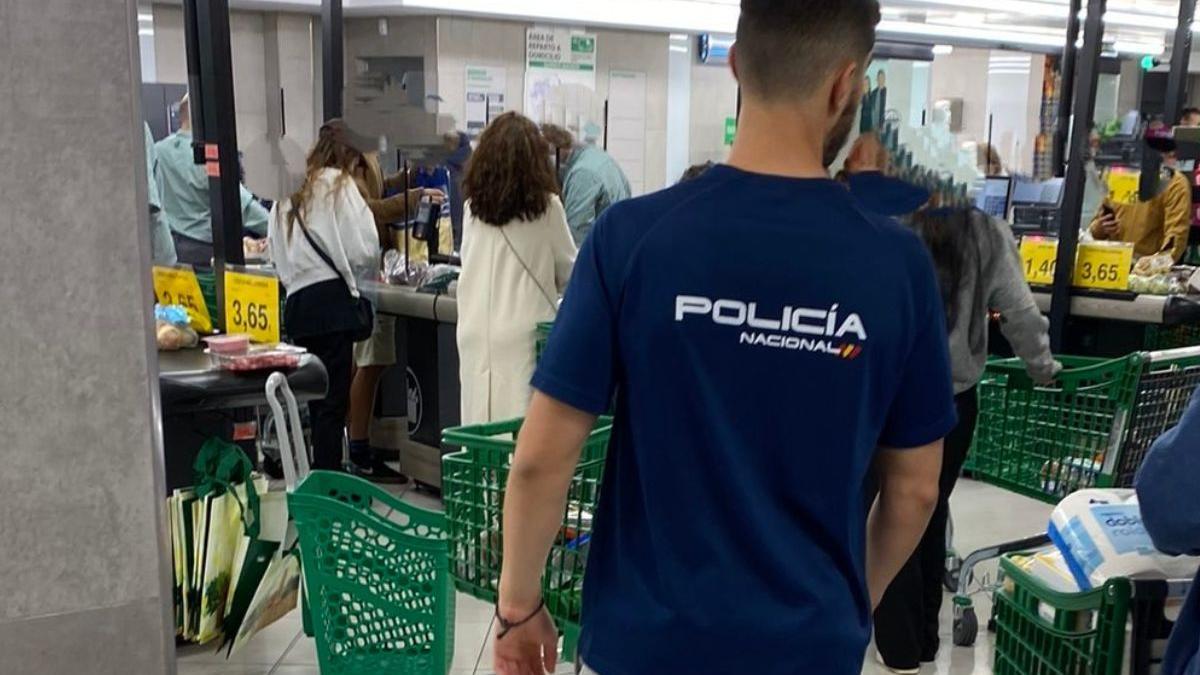 Un joven entra en Mercadona con una camiseta de la Policía Nacional