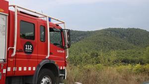 undefined39880105 en primer terme una dotaci  dels bombers davant la serra de 180625215115