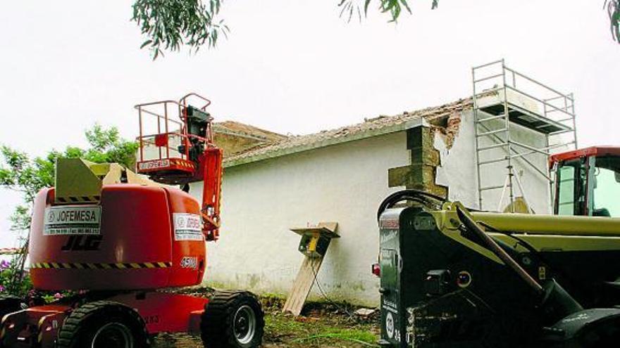 Se retiran las tejas de la iglesia de San Antonio