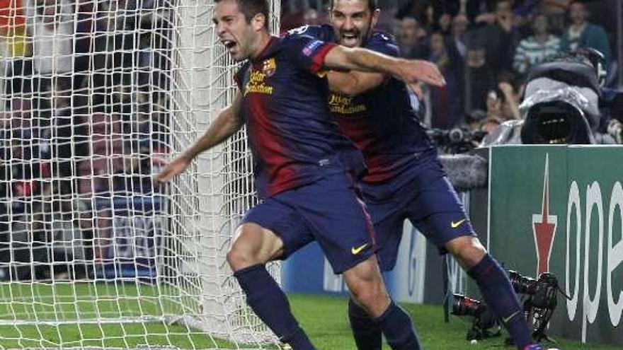 Jordi Alba (izda.) celebra con Villa un gol en la Champions. // Albert Gea