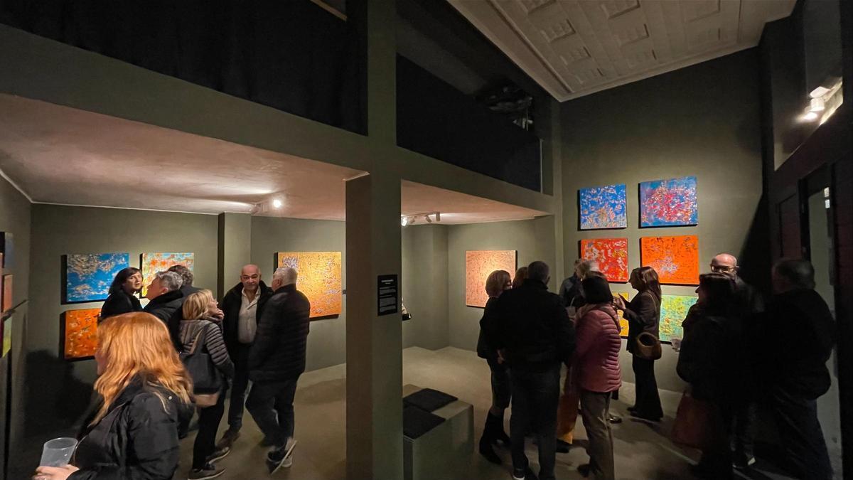 Asistentes a la inauguración de una de las exposiciones en la galería.